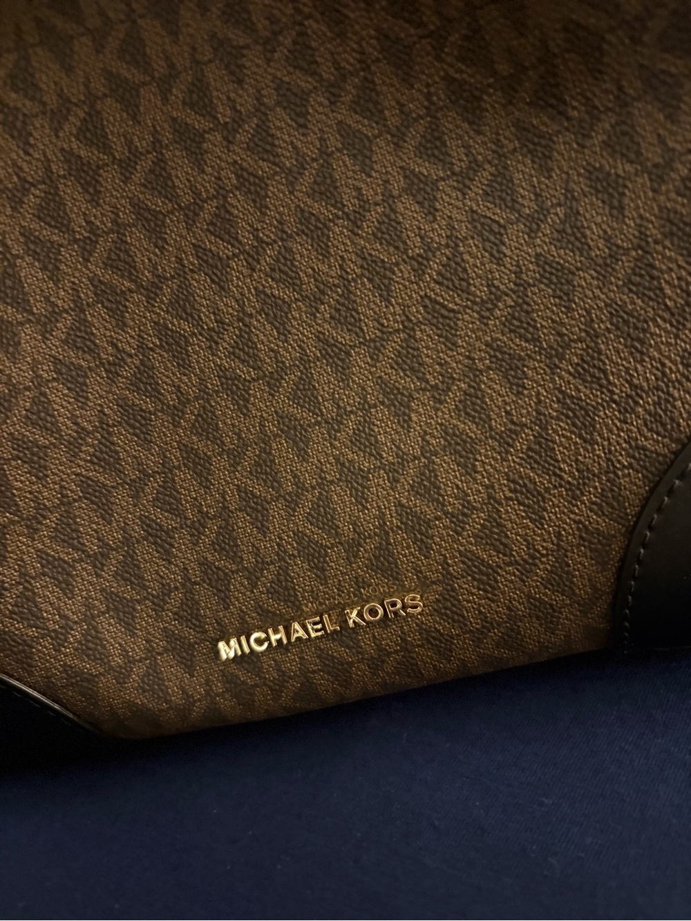 Michael Kors Suri Medium Bucket Messenger/Shoulder Bag in Brown/Black Signature - Picture 2 of 3